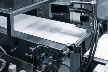 Conveyor belt for packaging with laser motion sensors