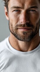 Obraz premium Focused young man in white workout shirt ready for training at the gym