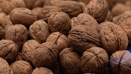 Nueces cosechadas con cascara listas para ser vendidas.