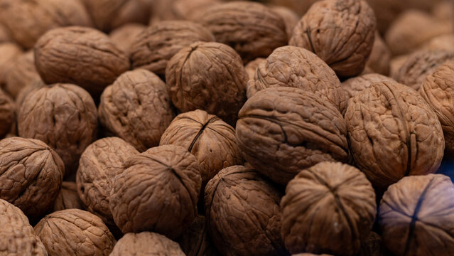 Nueces cosechadas con cascara listas para ser vendidas.