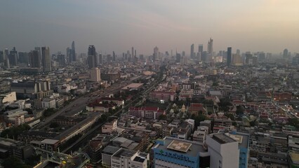 Obraz premium Sprawling Bangkok Cityscape at Twilight with Modern Skyline and Traditional Rooftops