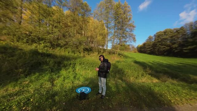 Dynamiczny lot drona FPV wok&oacute;ł operatora. Ujęcie selfie z drona DJI Avata 2.