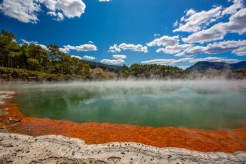 Fototapeta premium Champagne Pool Geothermal Lake in Wai-O-Tapu, New Zealand