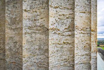 Struktur einer Säule an der Walhalla mit Flechten