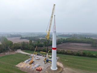 Luftbild: Schwerlastkran beim Aufbau eines Turms f&uuml;r eine Windkraftanlage, Hochbau, Turmbau, Windenergie, Aufbau eines Windrads, Energiewende