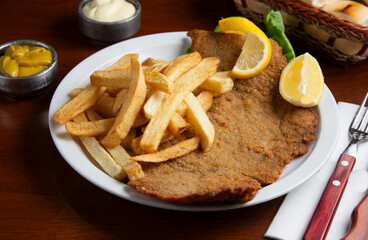 milanesa frita de carne con papas fritas