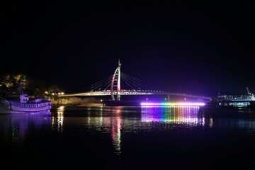Fototapeta premium 제주도 서귀포에 위치한 새연교, 컬러풀한 조명으로 야경 보기 좋은 곳