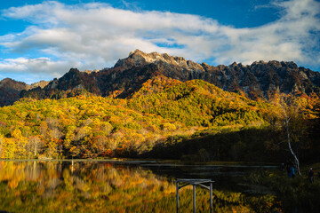 戸隠鏡池朝の紅葉
