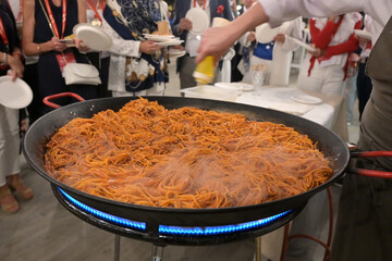 pentolone con spaghetti all'assassina a bari