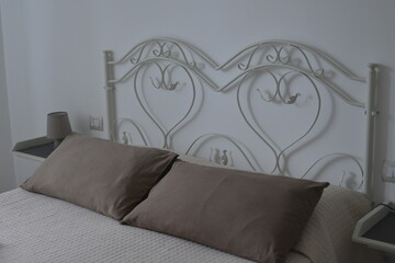 spalliera del letto in una camera romantica