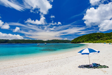 パラソルが並ぶ安室島の白砂のビーチ。
美しいサンゴ礁と熱帯魚の群れ。
安室島沖縄県
島尻郡慶良間諸島座間味島-2025
サンゴの産卵があり卵が漂う。沖縄本島から40km西方の諸島。30以上の島嶼群全体が国立公園に指定。珊瑚礁の青い海と白い砂浜は世界屈指の美。貴重な動植物が多数生息。

