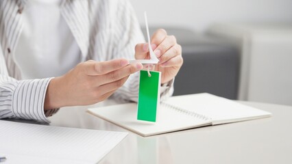 単語を覚えるアジア人男性の手元