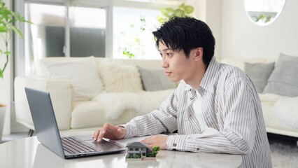 不動産関係の勉強をするアジア人男性