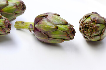 Obraz premium Fresh artichokes with green-purple tones