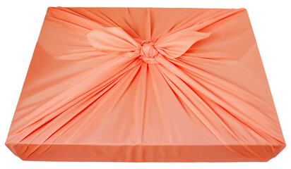 밝은 핑크색 비단 보자기로 포장된 선물