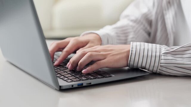 タイピングをするアジア人男性の手元