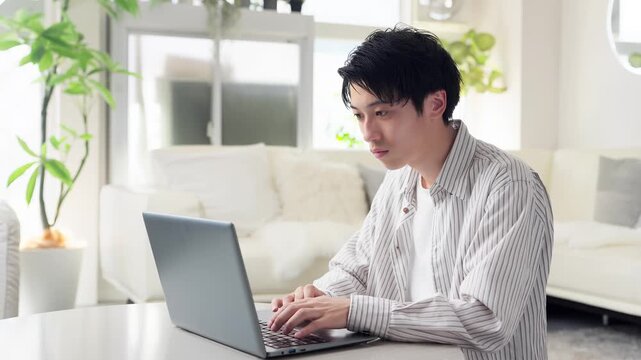 タイピングをするアジア人男性