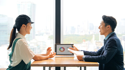 店内で面談する飲食店店員とビジネスパーソン