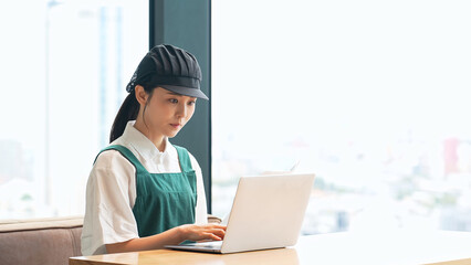 店員、DX、精算、コスト、経営、スタッフ、レストラン、入力、データ、店舗、飲食店、シフト、タスク、管理、計算、簿記、運営、エプロン、女性、日本人、仕事、アルバイト、パート、職場、従業員、カフェ、ファストフード、ショップ、求人、売り上げ、仕入れ、クラウド、ノートパソコン、PC、デジタルトランスフォーメーション、IT、FC、フランチャイズ、マニュアル、日報、日次、ツール、記帳、レポート、事務、業務、レ