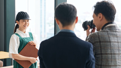 プロフィール写真を撮影する飲食店店員