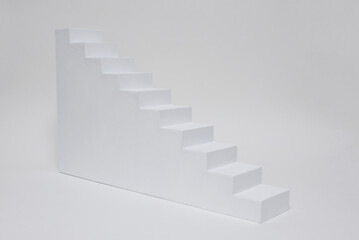 escalier blanc sur fond blanc
