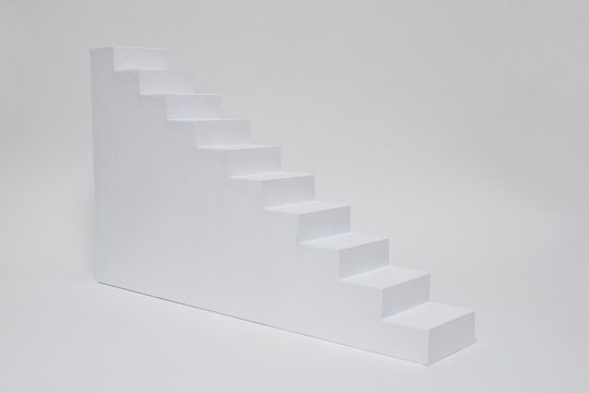 escalier blanc sur fond blanc