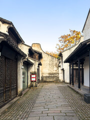Naklejka premium Serene Alleyway in Historic Town Captures the Essence of Timeless Charm
