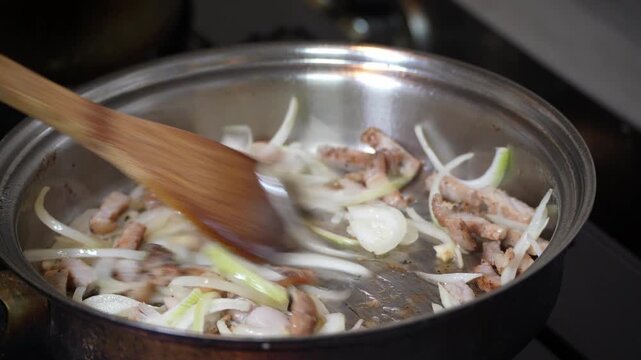 ベーコン(豚肉)と玉ねぎをフライパンで炒める