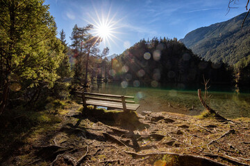 fernsteinsee mit sonnenstrahlen und spiegelung im herbst