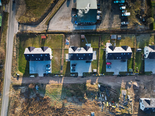 Nowoczesny dom na osiedlu z widokiem na błękitne niebo. Jasna elewacja, duże okna i prosta forma podkreślają współczesny styl architektury. Ujęcie oddaje harmonię między nowoczesnym budownictwem a spo © Freshfanpage