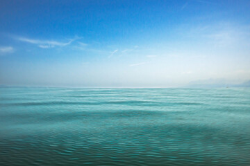 Éclat d’azur sur les eaux calmes du Léman