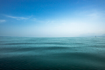 Fototapeta premium Éclat d’azur sur les eaux calmes du Léman