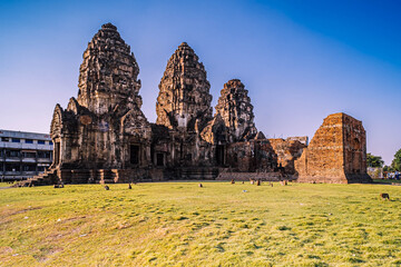  Phra Prang Sam Yot: Ancient Khmer Temple Ruins in Lopburi