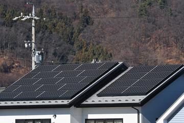 住宅屋根に設置された太陽光パネル