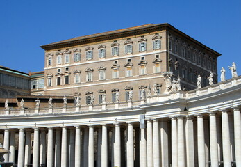 La colonnade de la Place Saint-Pierre de Rome et ses 140 statues placées  à une hauteur de 19 mètres. Elles représentent divers Saints et Martyrs, Rome, Italie. 