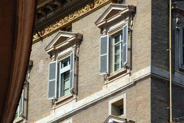 Appartements et bureaux du Pape au dessus des Colonnades de la Place Saint-Pierre de Rome, Italie