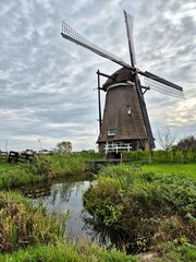 Naklejka premium Kinderdijk Unesco windmills surrounded by green meadow and water