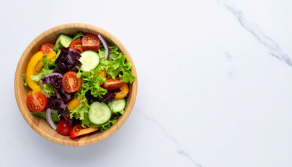 サラダボウルがおかれた白いキッチンテーブル