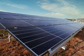 住宅地に設置されたソーラーパネル