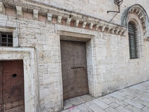 Antiche porte nel palazzo medievale