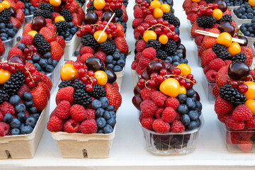 Schalen mit frischen Früchten auf einem Marktstand 