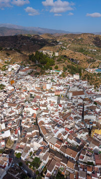 vista a&eacute;rea del municipio de Monda en la provincia de M&aacute;laga, Espa&ntilde;a