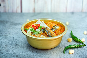 한국의 꽁치 김치찌개를 항공샷으로 촬영한 모습