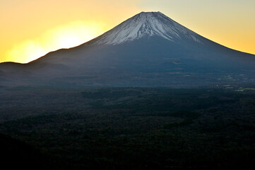 Fototapeta premium 天子山地の竜ヶ岳より 日の出前の神々しい富士山 