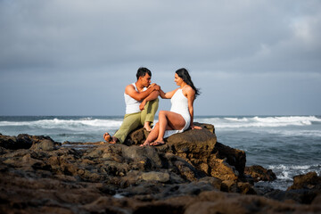 pareja dia a dia enamorados jovenes