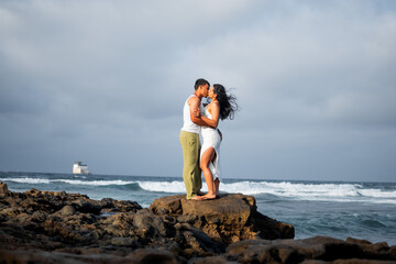 pareja dia a dia enamorados jovenes