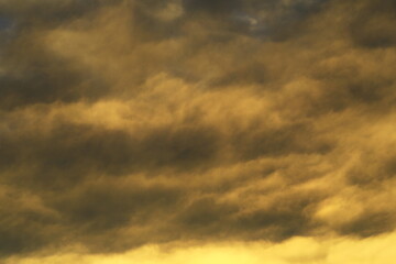 朝焼けに染まる雲