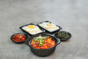 고추장 돼지짜글와 계란밥과 반찬을 함께 촬영한 모습