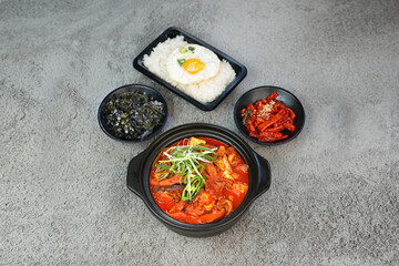 고추장 돼지짜글와 계란밥과 반찬을 함께 촬영한 모습