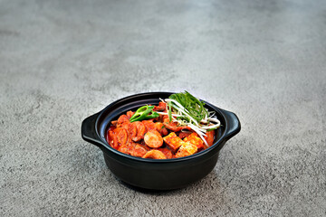 한국의 스펨 김치짜글이 찌개를 촬영한 모습